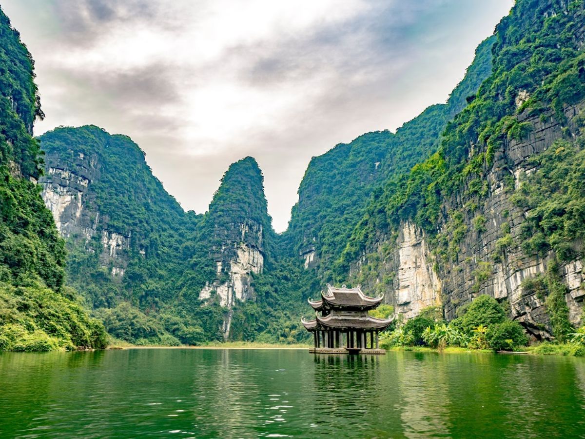 Cảnh quan Tràng An với núi đá vôi, dòng nước và cây xanh. (Nguồn: Sưu tầm).