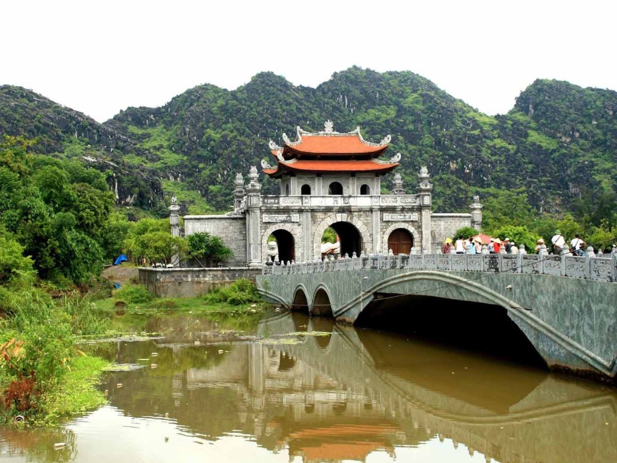 Cố đô Hoa Lư với công trình đền, mái ngói và không gian cổ kính. (Nguồn: Sưu tầm).