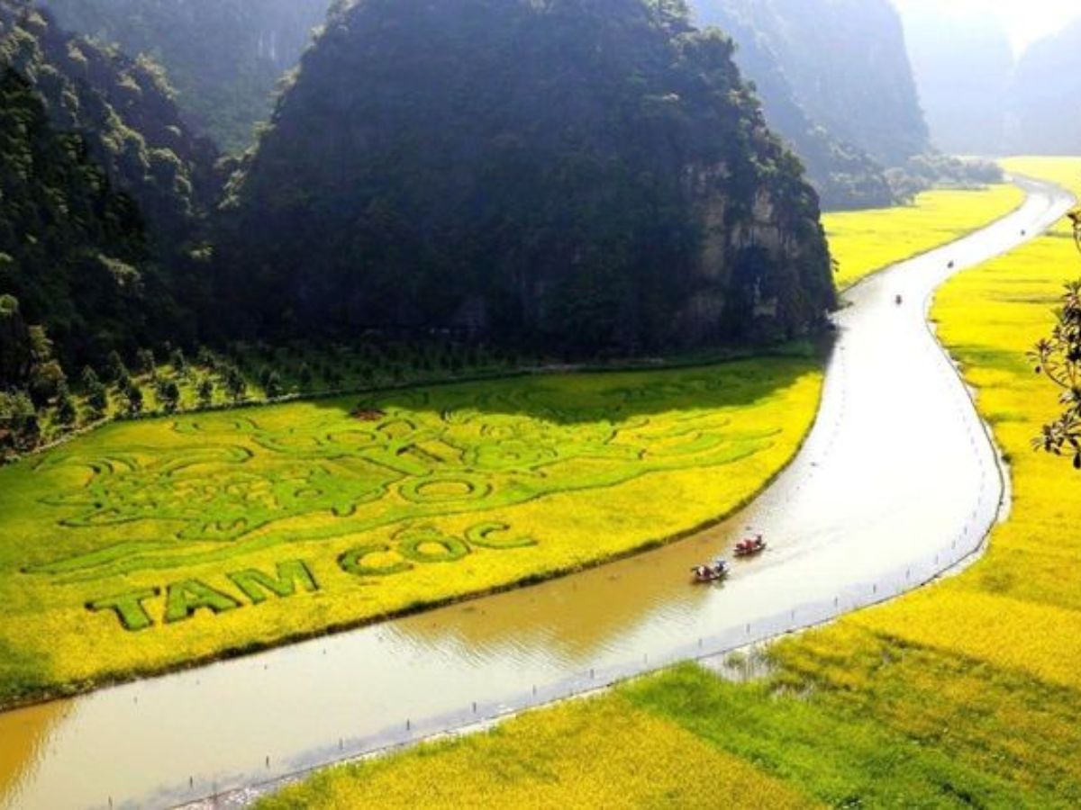 Tam Cốc với sông Ngô Đồng, núi đá vôi và đồng ruộng. (Nguồn: Sưu tầm).