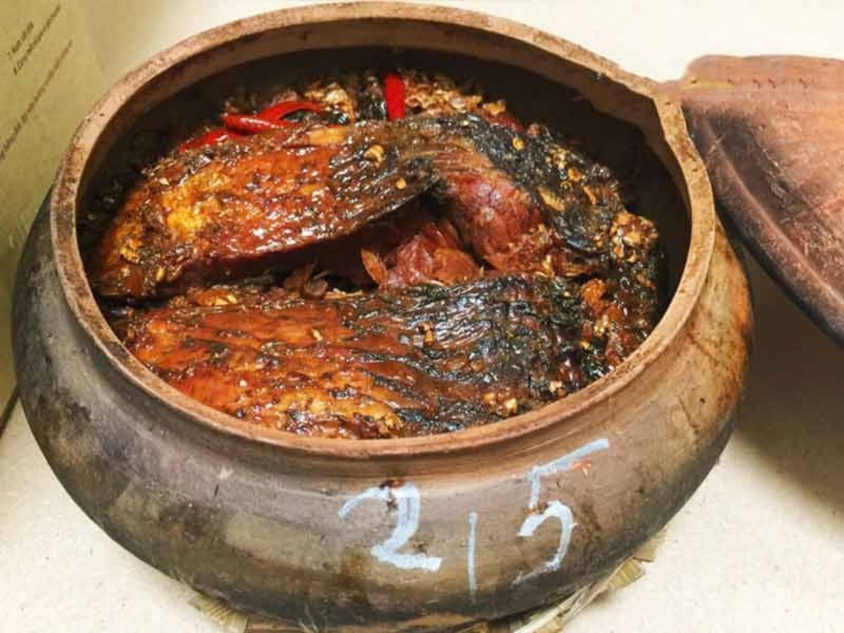 Niêu cá kho làng Vũ Đại với cách chế biến truyền thống. (Nguồn: Sưu tầm).