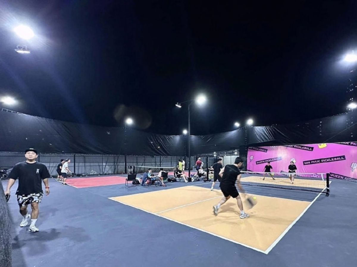 Sân pickleball với hệ thống chiếu sáng phục vụ buổi tối. (Nguồn: Sưu tầm).