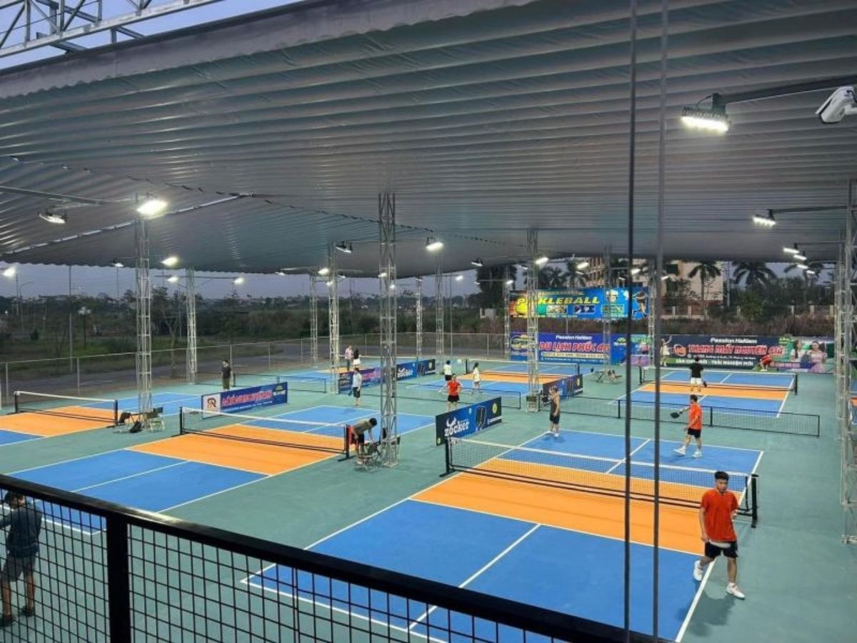Sân PickleBall Hi - Hà Nam với khu vực nghỉ ngơi dành cho người chơi. (Nguồn: Sưu tầm).
