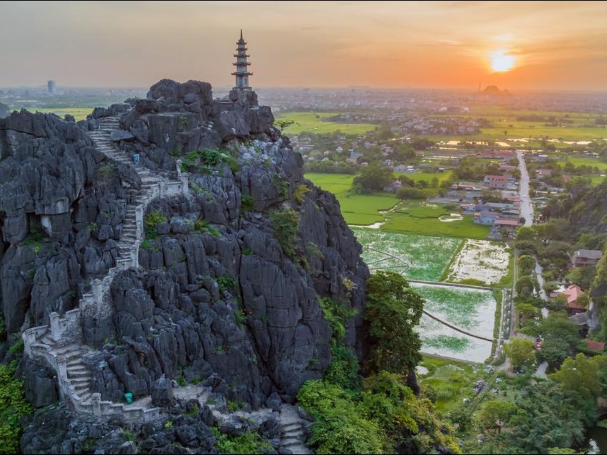 Cảnh quan Ninh Bình nhìn từ đỉnh Hang Múa. (Nguồn: Sưu tầm).