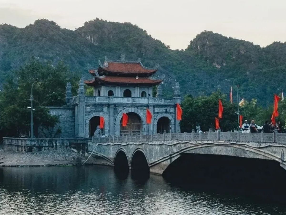 Không gian khu di tích Hoa Lư giữa hệ thống núi đá vôi. (Nguồn: Sưu tầm).
