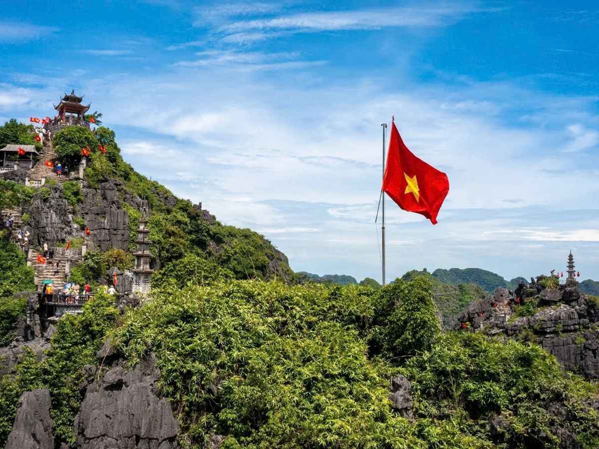 Đỉnh Ngọa Long là nơi tuyệt vời để ngắm phong cảnh sông nước và núi non hùng vĩ của vùng Tam Cốc. (Nguồn: Sưu tầm)