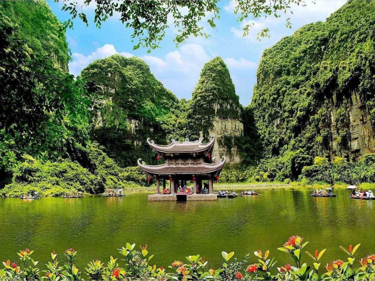 Tràng An với khung cảnh nên thơ là điểm đến đáng trải nghiệm trong tour Cố đô Hoa Lư. (Nguồn: Sưu tầm)