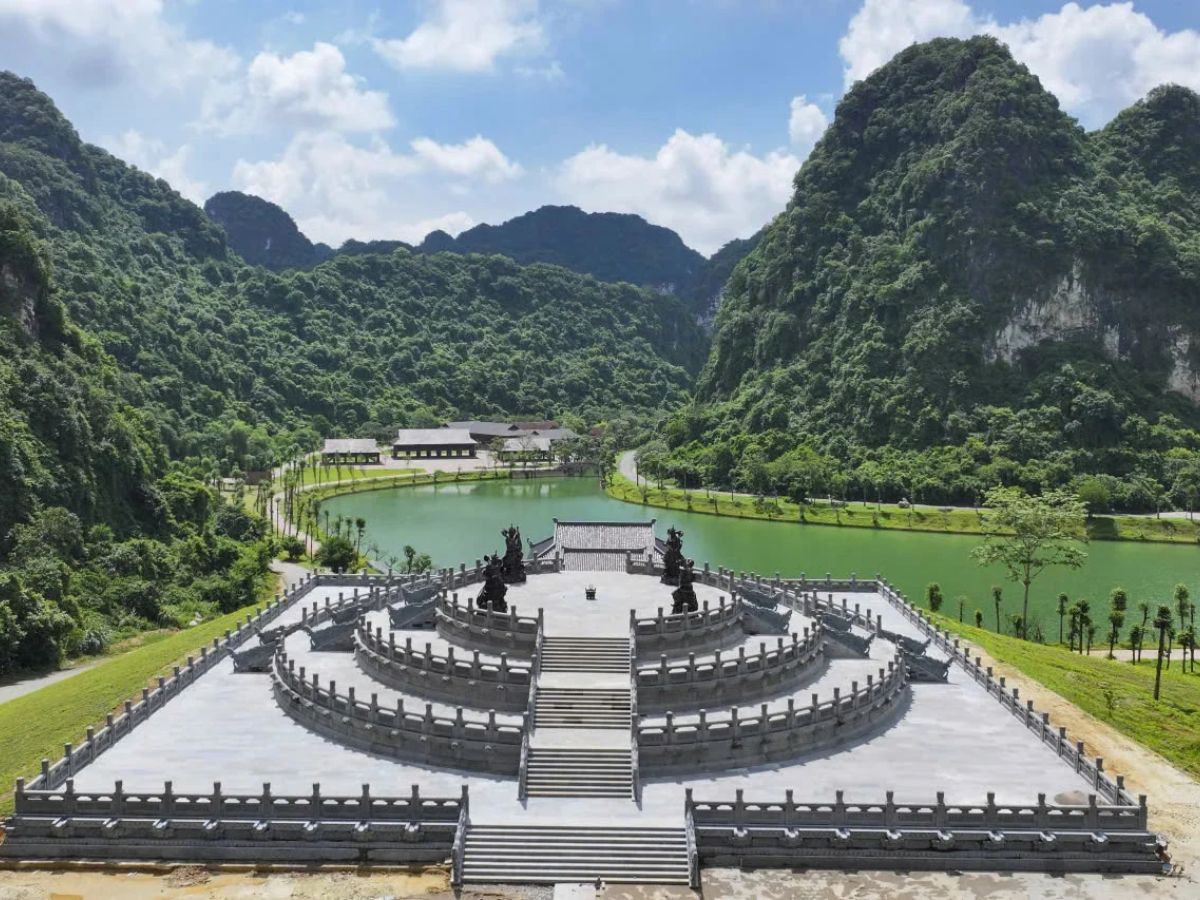 Thung Ui nổi bật với cảnh quan núi đá vôi và hồ nước tự nhiên xanh trong, mang vẻ đẹp nguyên sơ. (Nguồn: Sưu tầm)