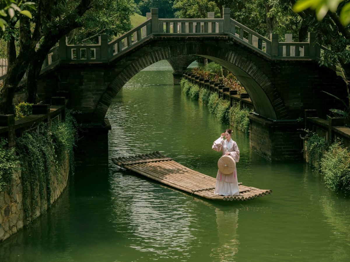 Thung Ui mang đến nhiều góc chụp cổ phục ấn tượng giữa núi đá, mặt hồ và kiến trúc truyền thống. (Nguồn: Sưu tầm)