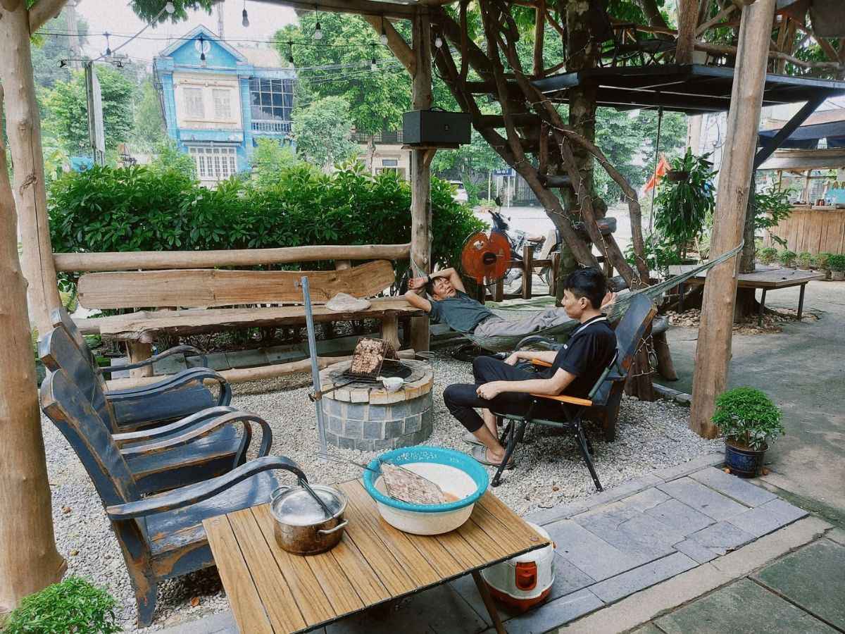 Chọn quán cà phê có view đẹp gần Tam Chúc mang lại sự thư giãn và thuận tiện cho hành trình du lịch. (Nguồn: Sưu tầm)