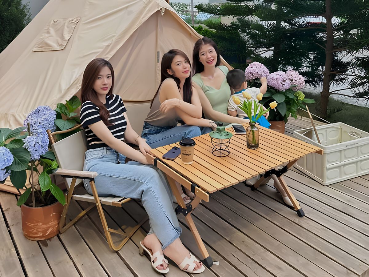 Không gian sân vườn xanh mát tại quán cà phê là nơi lý tưởng để hẹn hò và trò chuyện cùng bạn bè. (Nguồn: Sưu tầm)