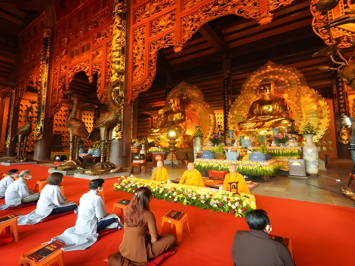 Không gian chiêm bái trang nghiêm bên trong Điện Quan Âm chùa Bái Đính dịp lễ. (Nguồn: Sưu tầm)