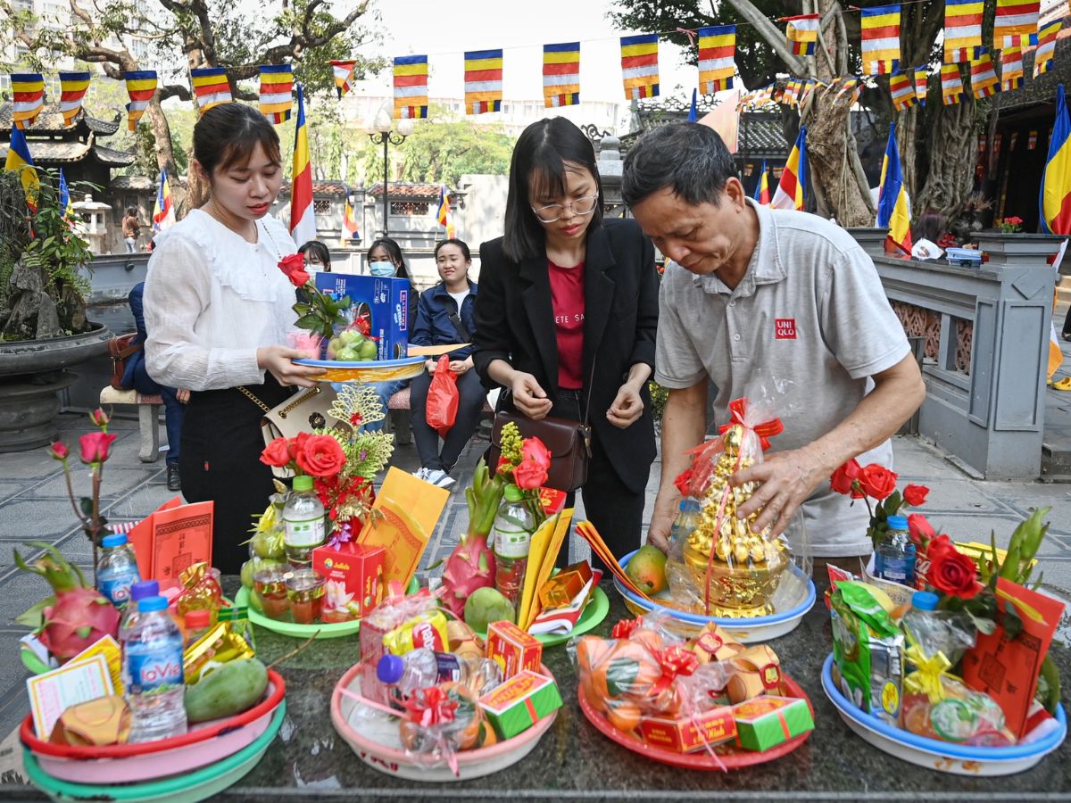 Việc sắm lễ khi đến các chùa ở miền Bắc cần tuân thủ nghiêm ngặt các quy tắc về lễ chay và lễ mặn tại từng ban thờ để đảm bảo sự trang nghiêm và đúng phong tục. (Nguồn: Sưu tầm)