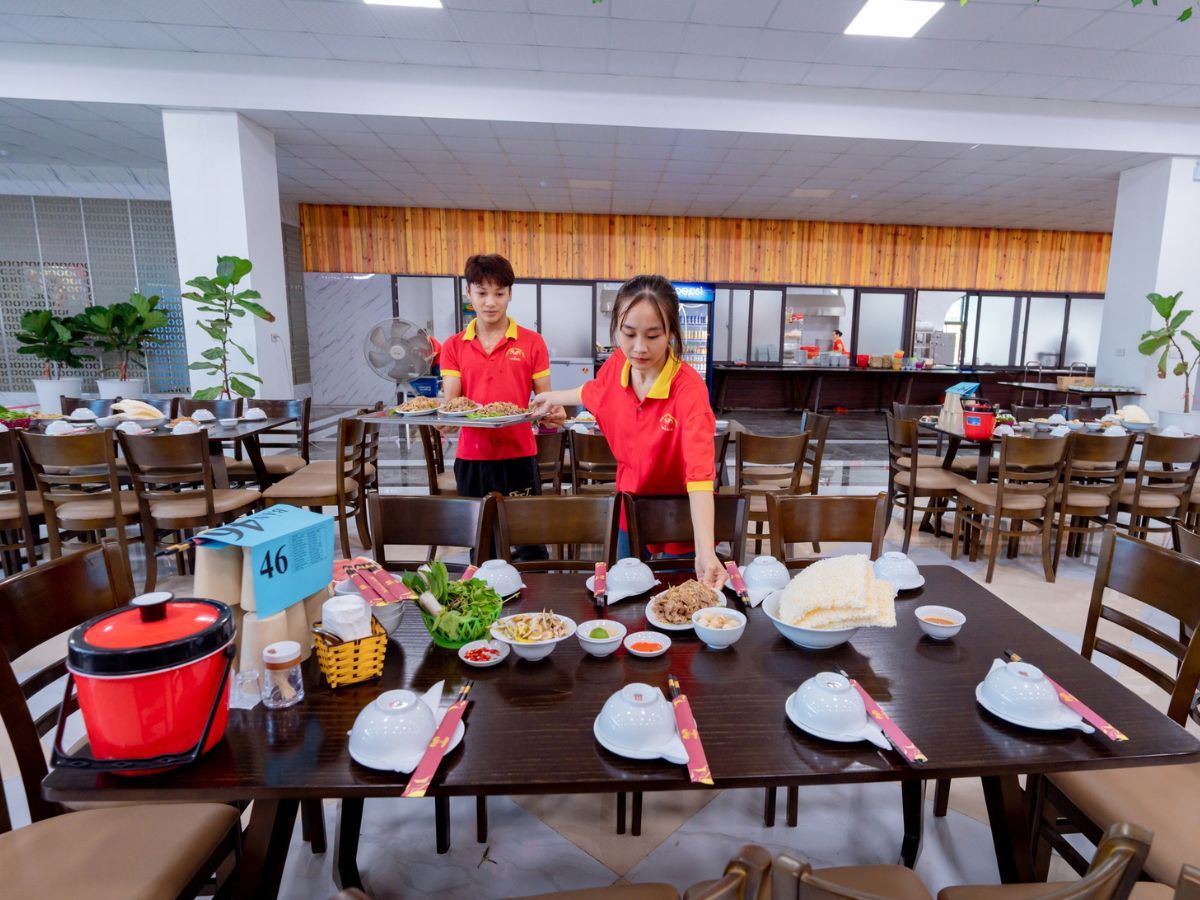 Du khách nên liên hệ đặt bàn trước với nhà hàng để có được vị trí chỗ ngồi ưng ý. (Nguồn: Sưu tầm)