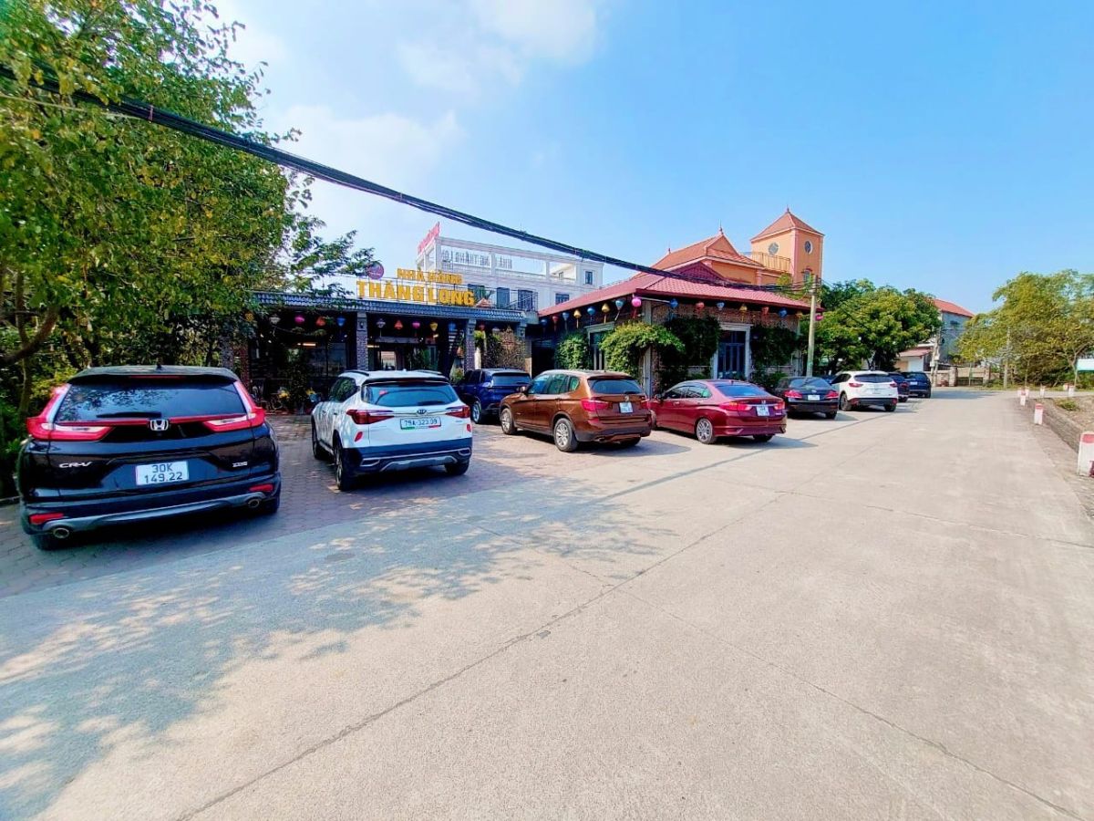 Nhà hàng Thăng Long Ninh Bình có vị trí thuận tiện đi lại và bãi đỗ xe thoải mái cho khách du lịch. (Nguồn: Sưu tầm)