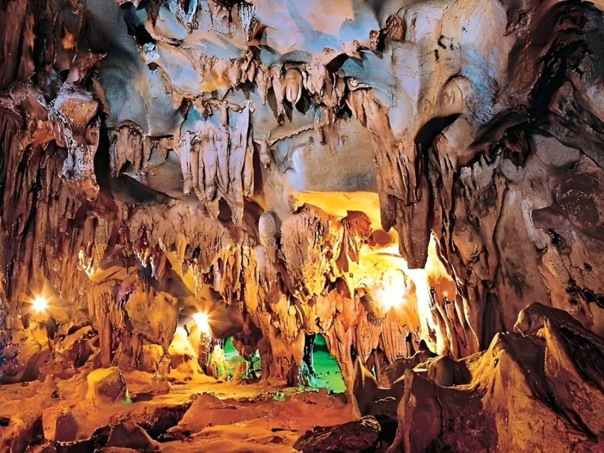 Động Phúc Long tuyệt đẹp với những tia sáng chiếu rọi vào từng khối thạch nhũ