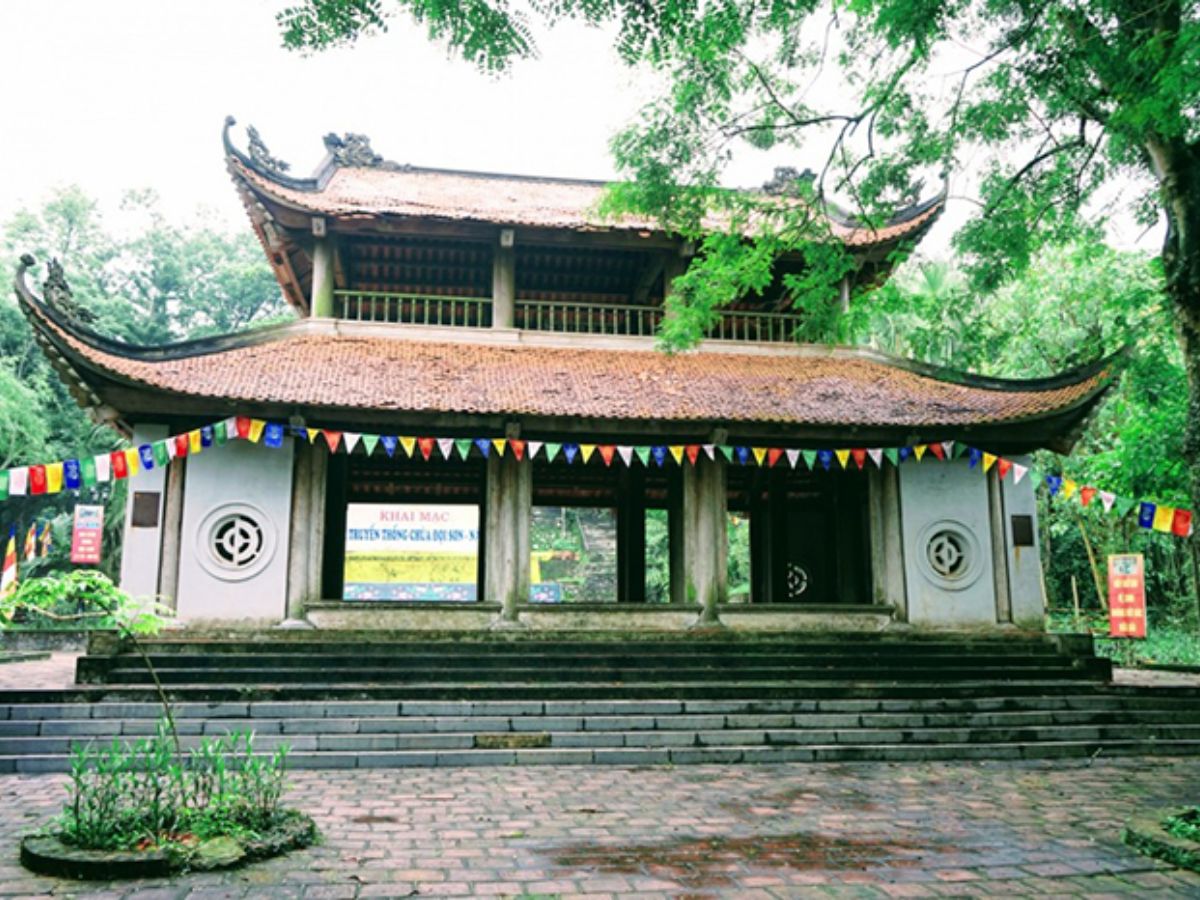 Ngôi chùa cổ hơn 1000 năm tuổi nằm gọn trên đỉnh núi Đọi