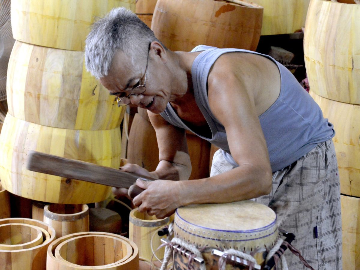 Người nghệ nhân trống Đọi Tam tỉ mẩn làm trống