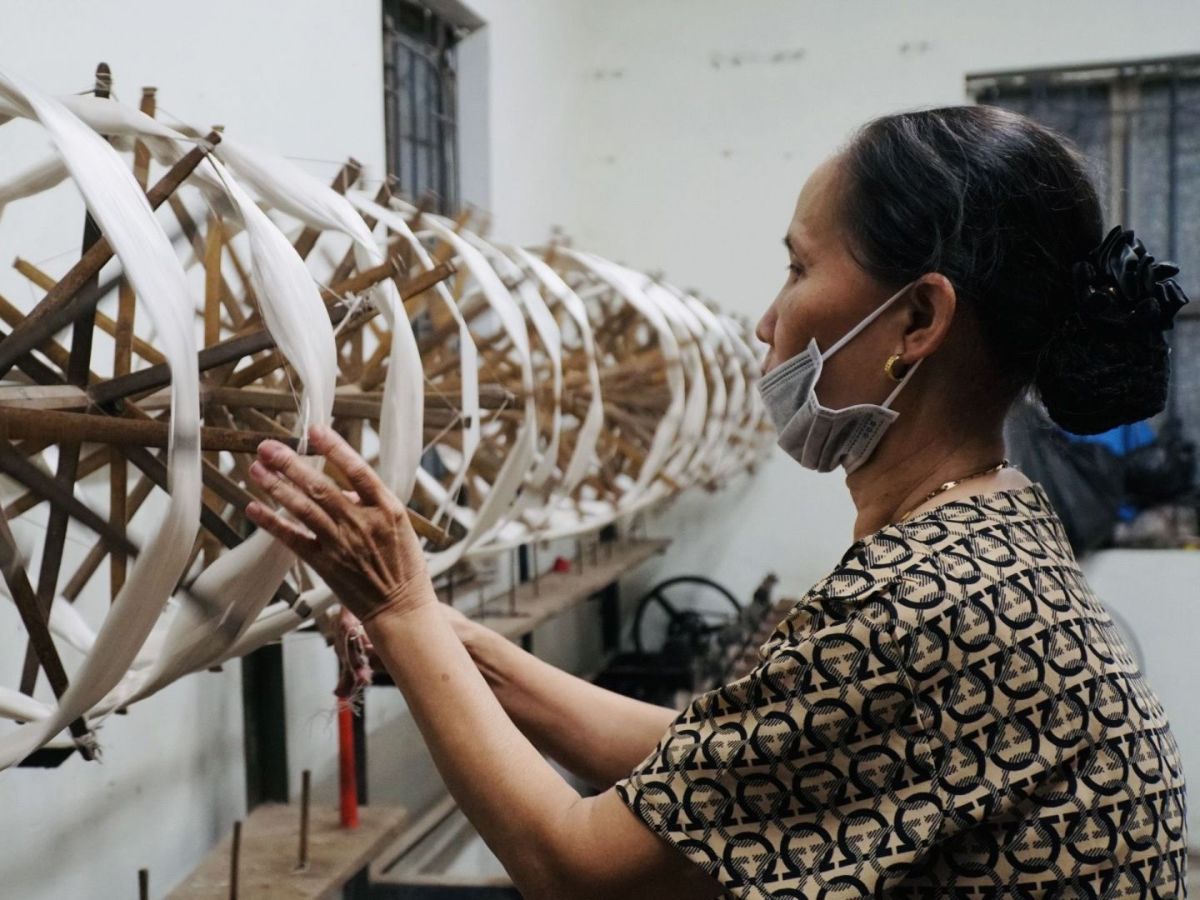 Người thợ làng nghề Nha Xá đang khéo léo se tơ