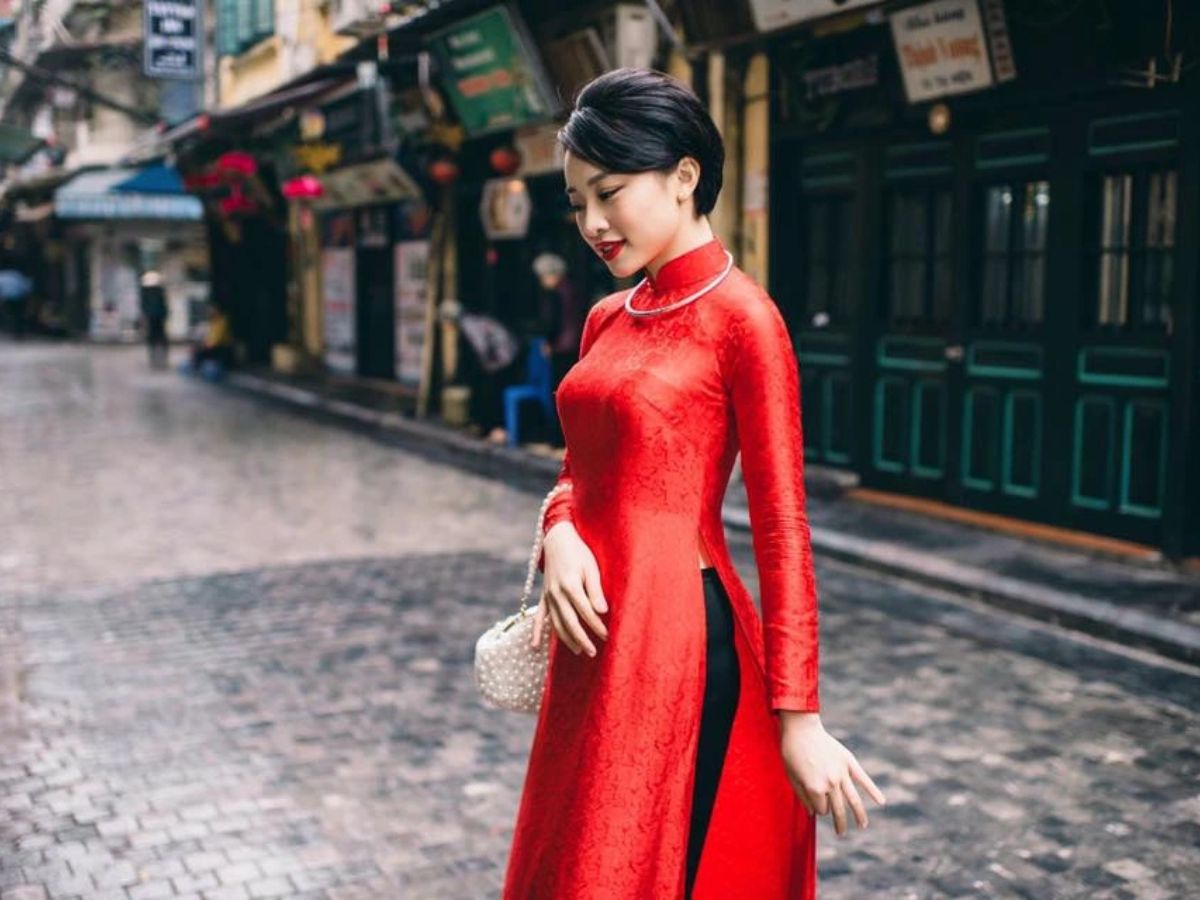 Tà áo dài lụa Nha Xá mang vẻ đẹp sang trọng và tinh tế