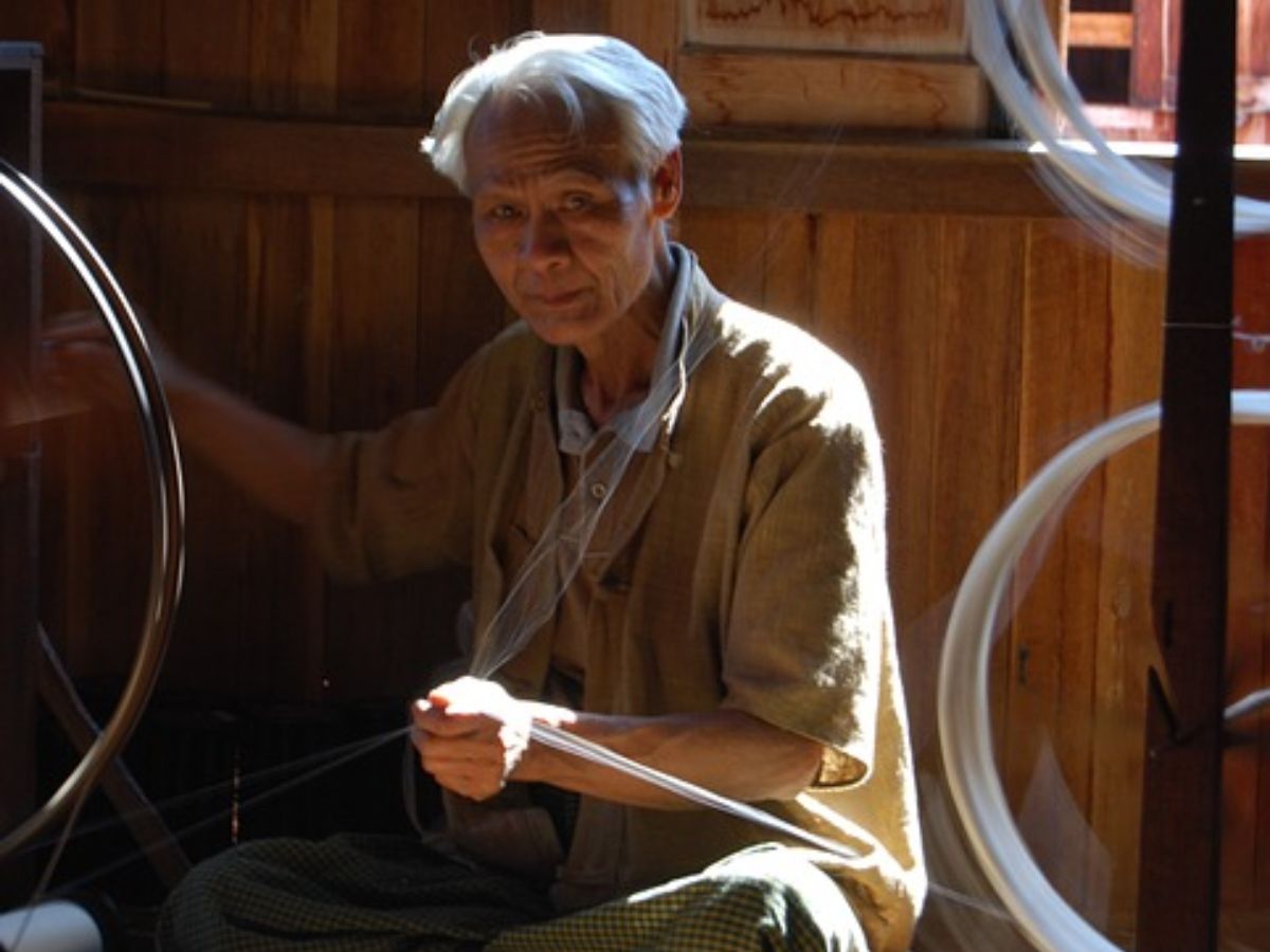 Quy trình dệt lụa được làm thủ công làm nên danh tiếng của làng lụa Nha Xá