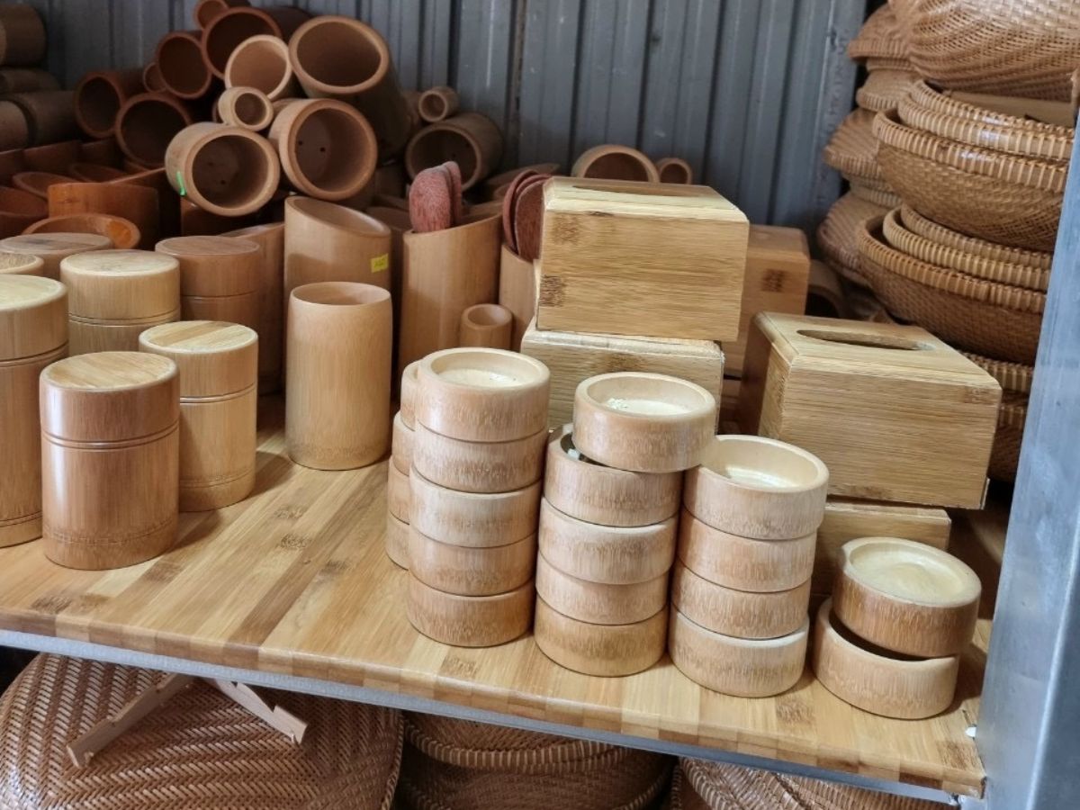 Đa dạng mẫu mã hàng hóa được bày bán ở làng mây tre đan Ngọc Động