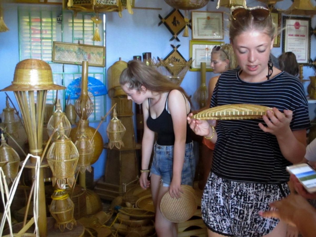 Du khách quốc tế hào hứng tham quan làng nghề mây tre đan Ngọc Động