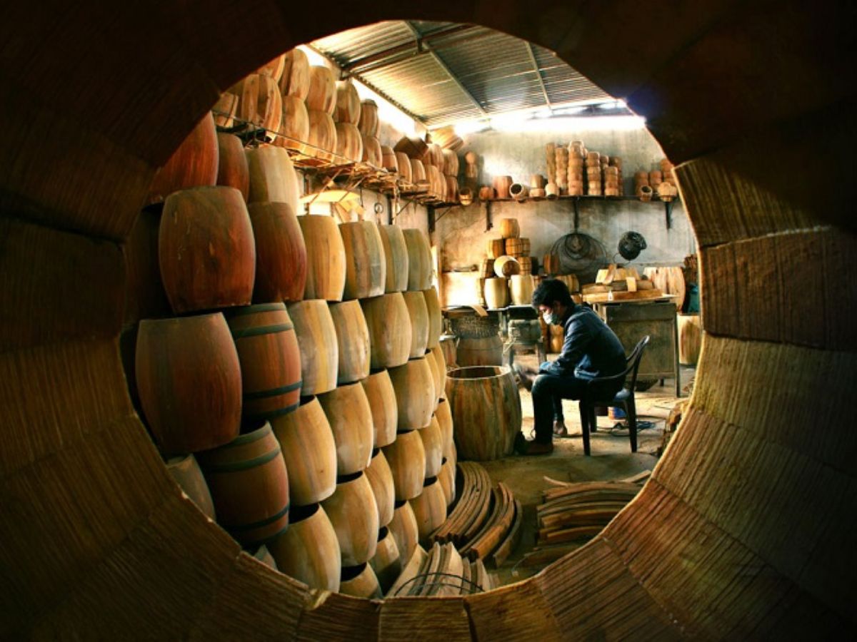 Quy trình chế tác trống Đọi Tam đi qua 3 khâu: làm da, làm tang trống, bưng trống