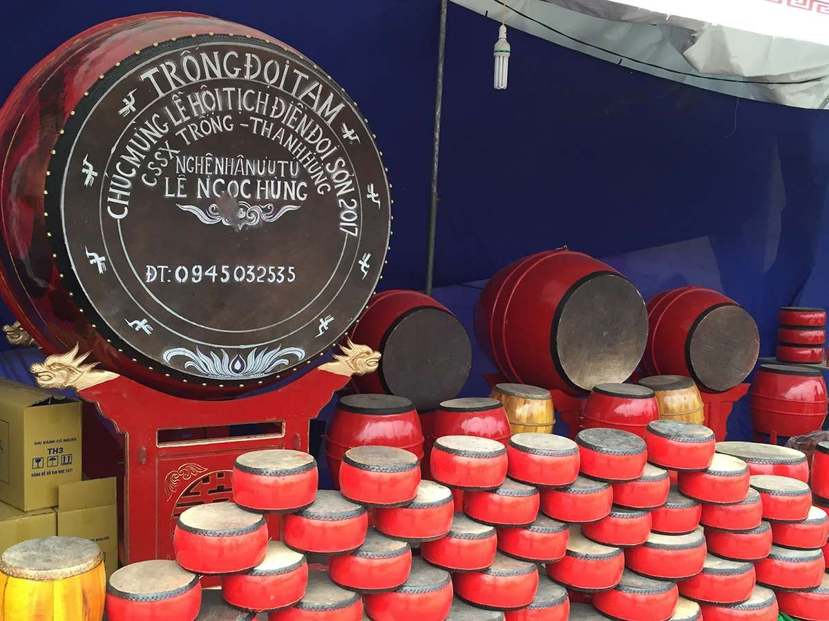 Làm trống đã trở thành nghề chính với nhiều người tại làng