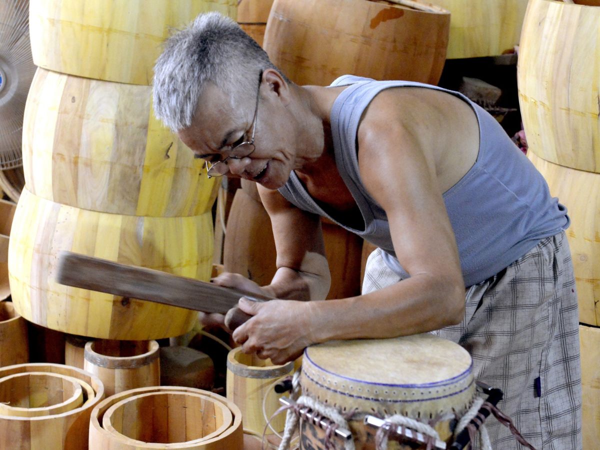 Mỗi một chiếc trống làm ra là kết tinh của sự tinh xảo cũng như tâm huyết của người thợ