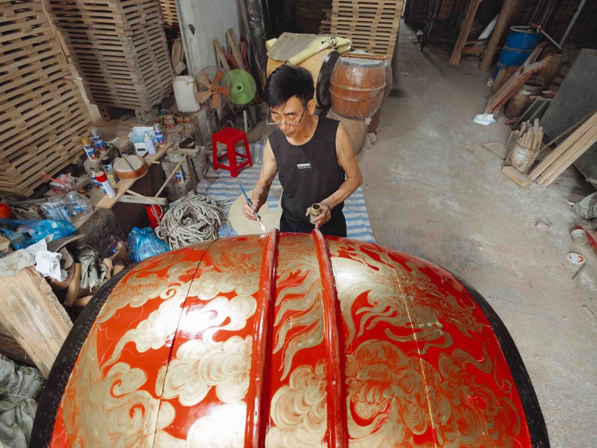 Du khách có cơ hội tận mắt chứng kiến quy trình làm trống của nghệ nhân