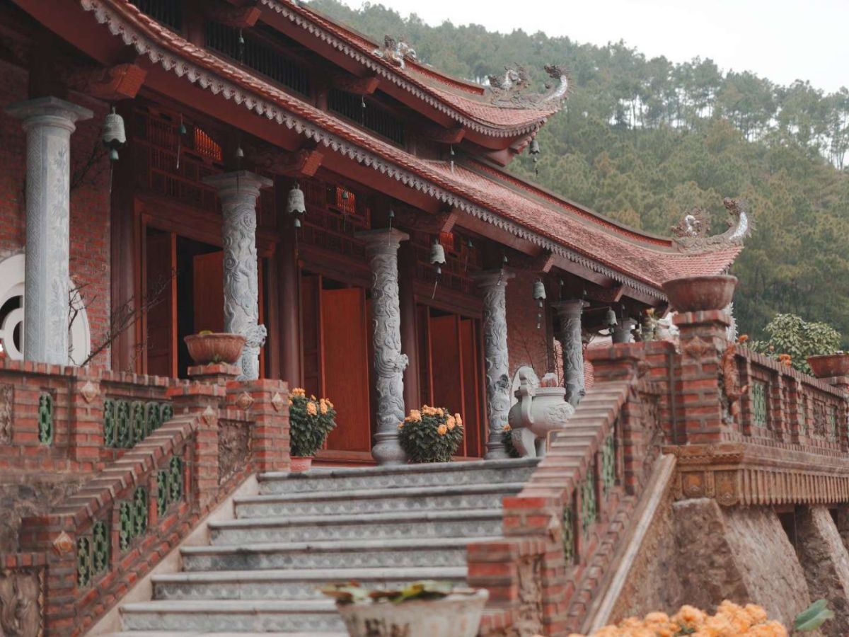 Đền Tiên Ông là điểm đến tuyệt vời cho những ai yêu thích thiên nhiên hùng vĩ và kiến trúc cổ kính