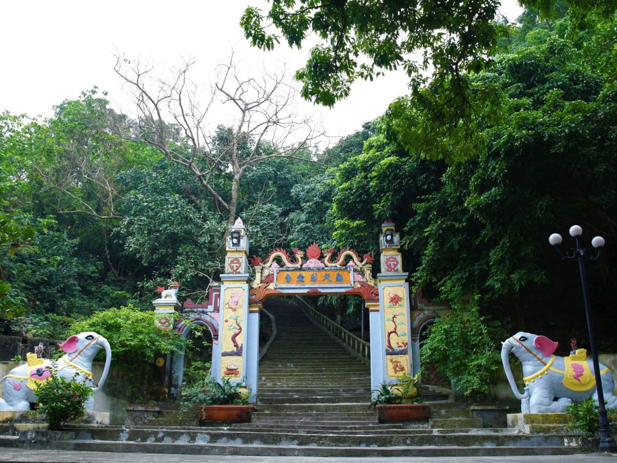 Đường lên đền với 108 bậc đá uốn quanh cùng cây cối rợp bóng