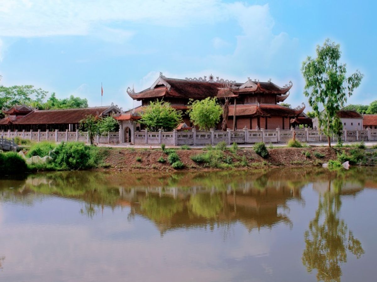 Đền Tiên Ông nằm trong quần thể Bát Cảnh Sơn, “tiểu danh thắng” của Hà Nam cũ