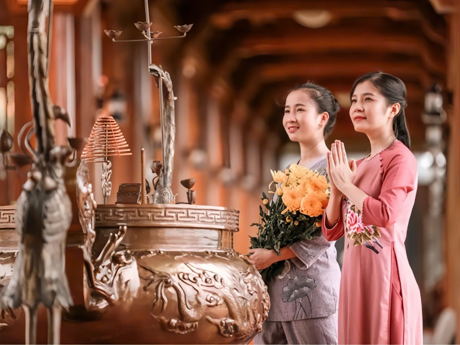 Lưu ý ăn mặc kín đáo, thanh lịch khi đi lễ tại đình