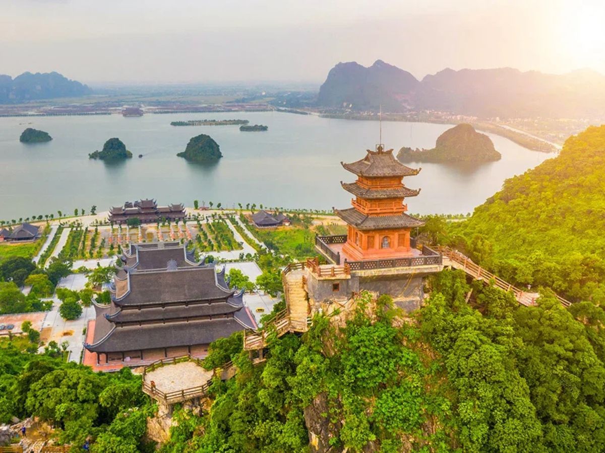 Ghé thăm và chiêm ngưỡng cảnh non nước hữu tình tại chùa Tam Chúc.