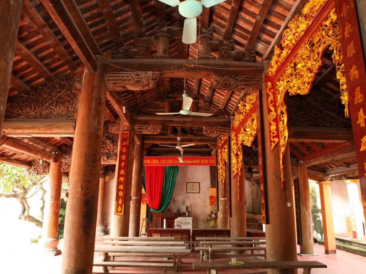 Ứng xử đúng mực là điều tối quan trọng khi ghé một nơi linh thiêng như Chùa Châu