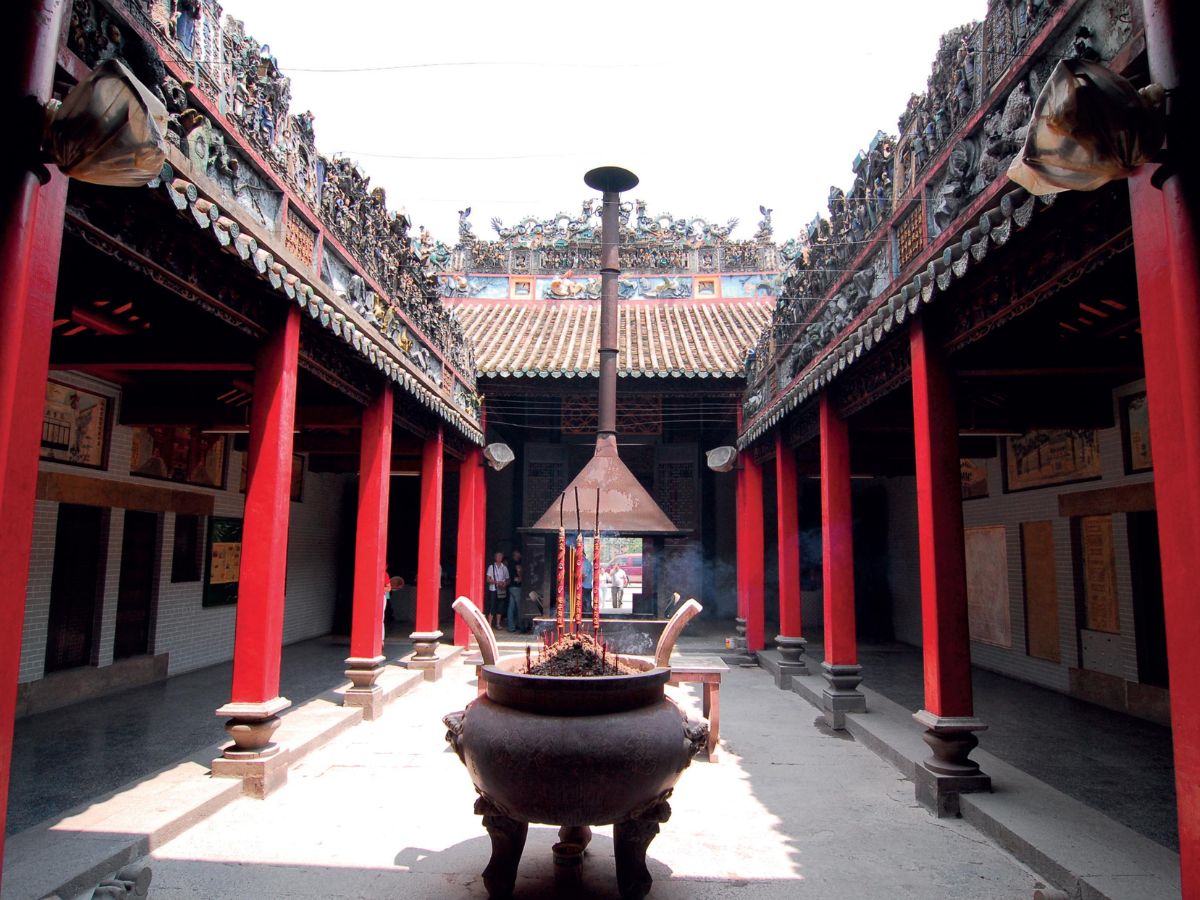 Kiến trúc theo kiểu chữ “Môn” khép kín của đền Bà Vũ