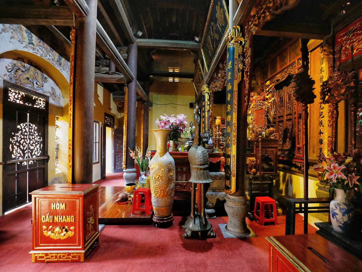 Khu vực thờ tự chính đầy trang nghiêm tại hậu cung đền