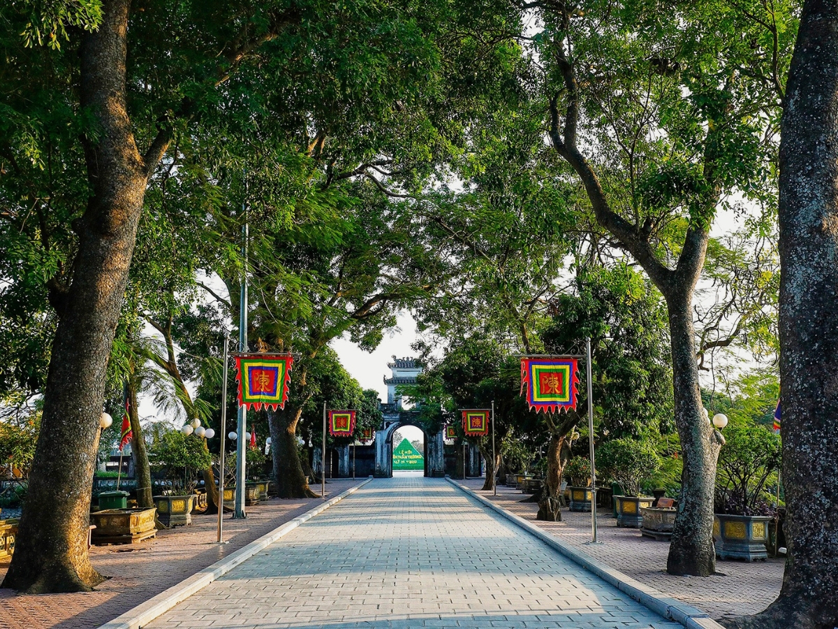 Cần tuân thủ các nội quy khi tham quan Đền Trần Thương để thể hiện sự thành tâm với Đức Thánh Trần