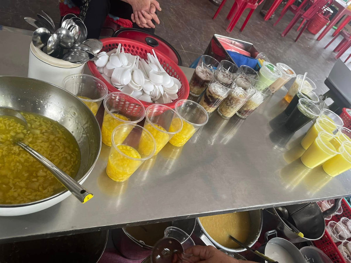 Không gian quán chè Bà Phóng thoáng đãng sạch sẽ.