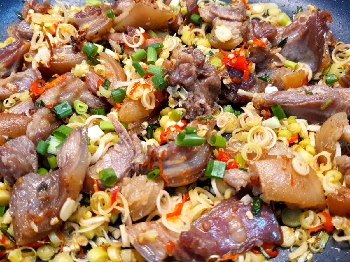 Bùng nổ vị giác với món dê xào sả ớt tại dê Lâm Thụ