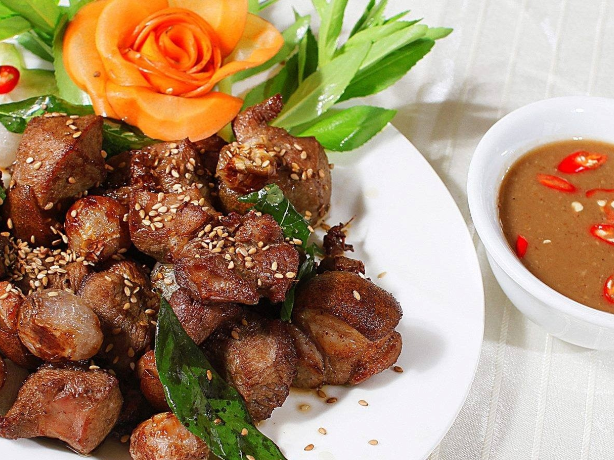 Món dê núi nướng ngũ vị kết hợp cùng chén nước chấm hấp dẫn