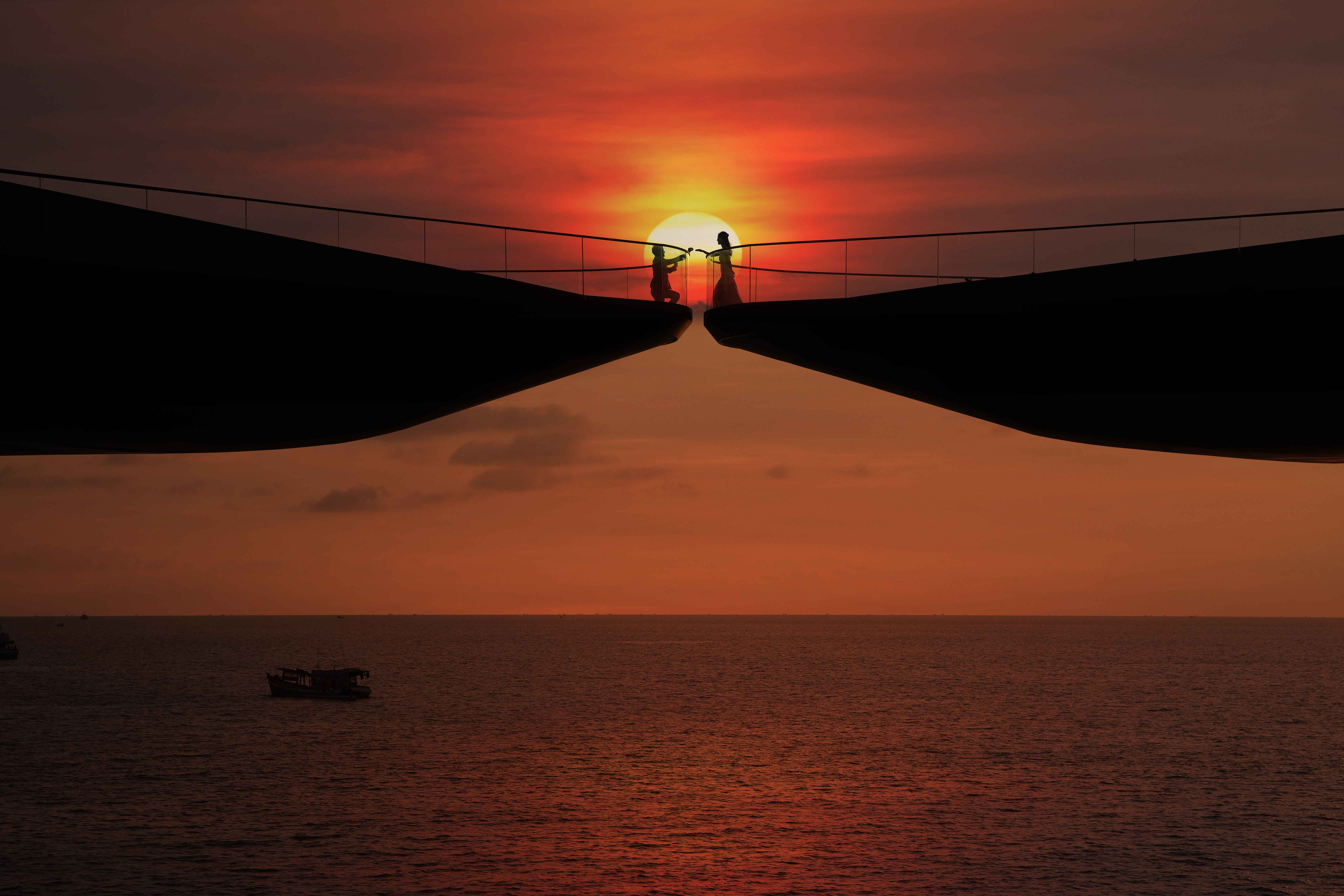 kiss-bridge-most-photogenic-spot-sunset-town