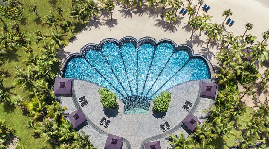 jw-marriott-phu-quoc-emerald-bay-signature-shell-shaped-pool