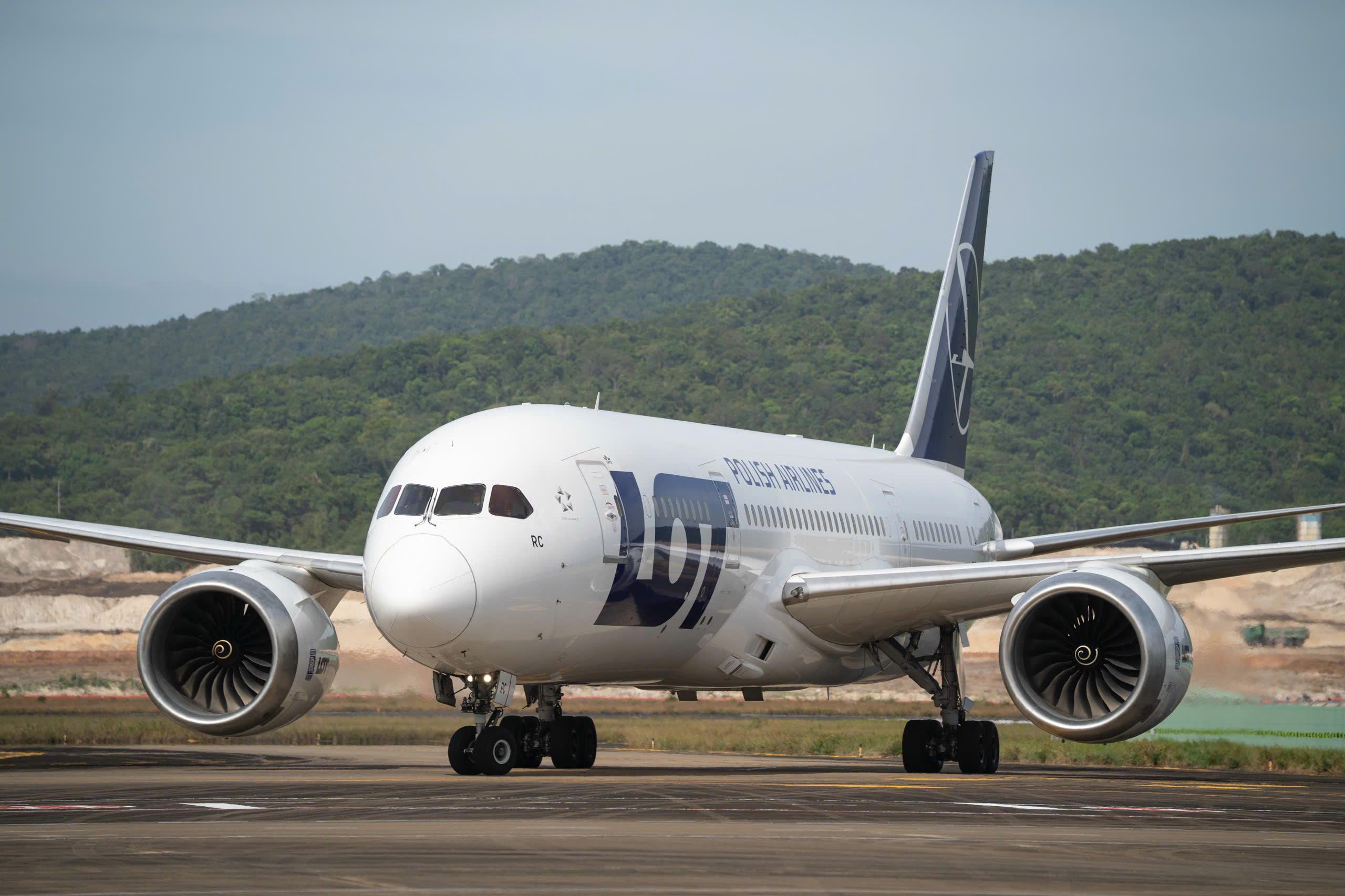 Chuyến bay từ Ba Lan đưa vị khách thứ 20 triệu tới Phú Quốc, Việt Nam