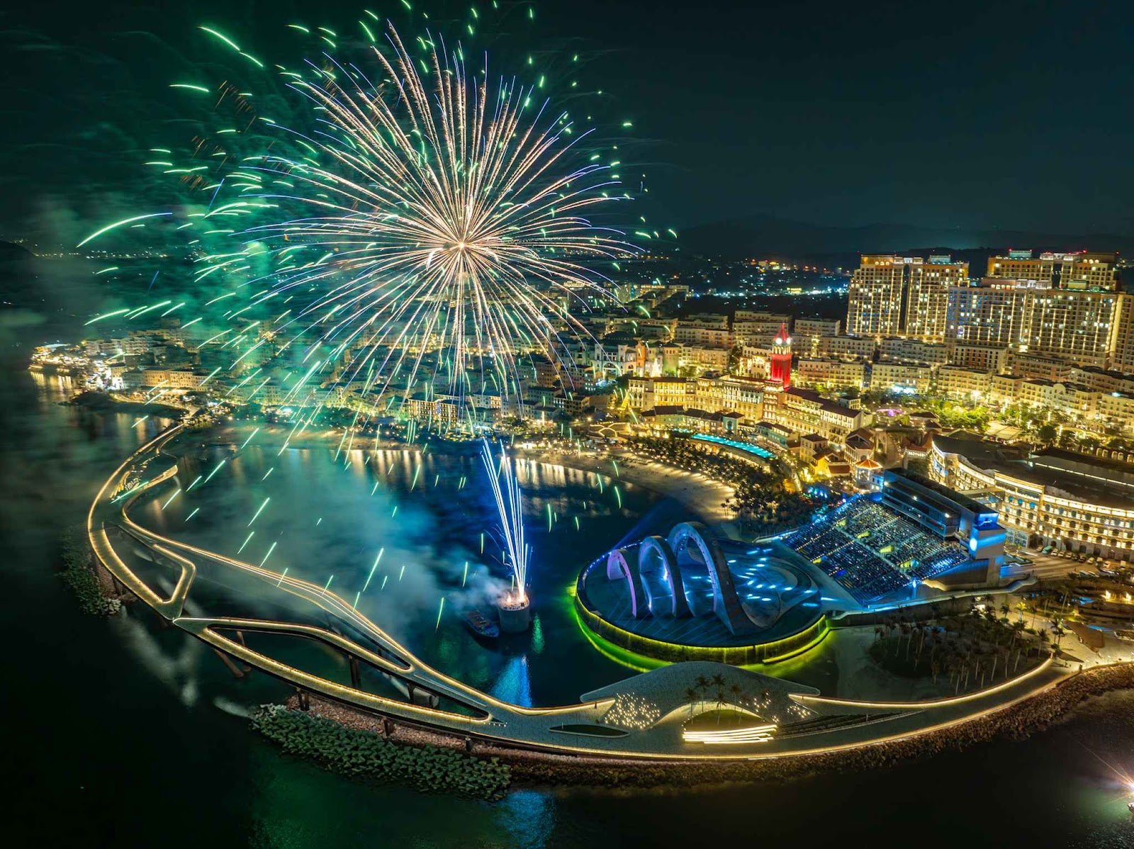 Xem bắn pháo hoa hằng đêm và thưởng thức show Kiss of the Sea tại Phú Quốc là trải nghiệm được nhiều du khách quốc tế đánh giá cao.