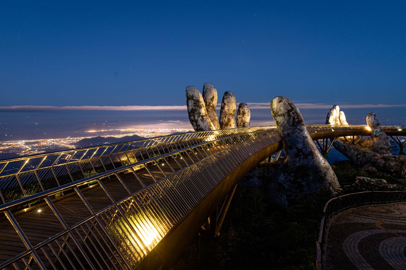 Bà Nà Hills là nơi dân du mục số ưa thích để thưởng thức vẻ đẹp thiên nhiên hùng vĩ khi tới Việt Nam