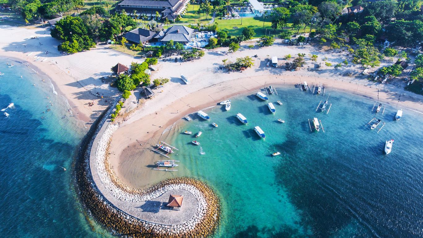 A calm lagoon and broad sandy strand at Nusa Dua (Photo: Collected)