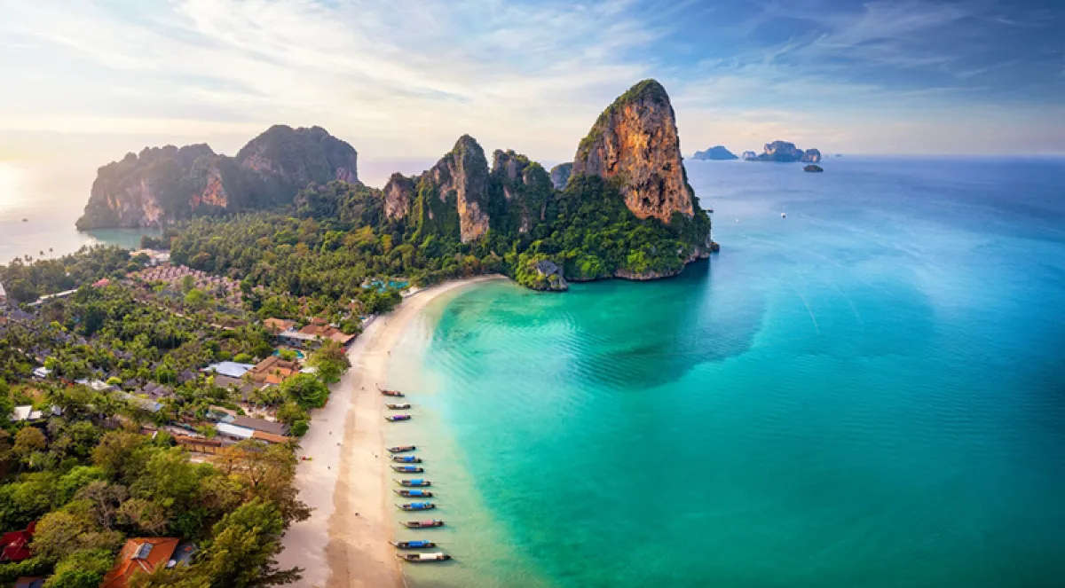 Limestone cliffs framing soft sand and clear water at Railay (Photo: Collected)