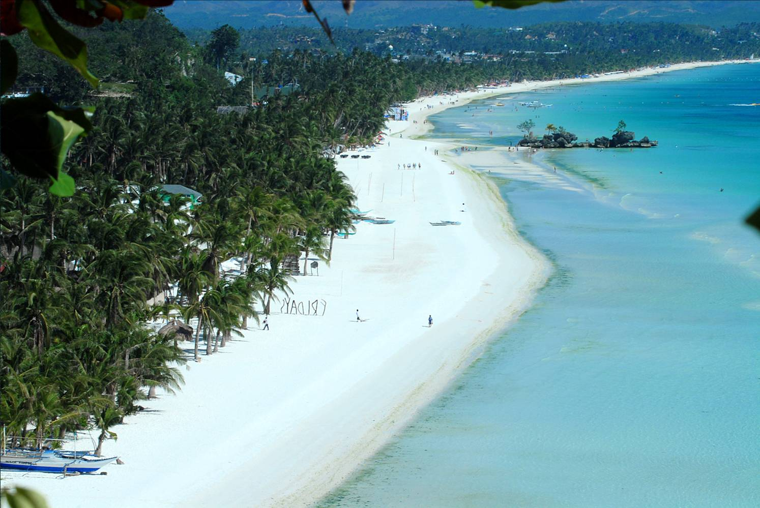 Powder-white sand and calm aquamarine water on Boracay’s White Beach (Photo: Collected)